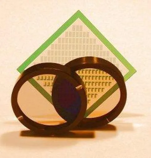 colorPol®-Polarisatoren mit neuer breitbandiger Antireflexionsbeschichtung Bild: colorPol®-Polarisatoren mit neuer breitbandiger Antireflexionsbeschichtung