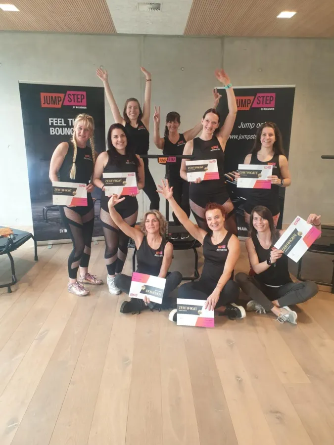 Gruppenbild der neuen JumpStep-Instructoren nach erfolgreicher Ausbildung. Bild: HAMMER Sport AG