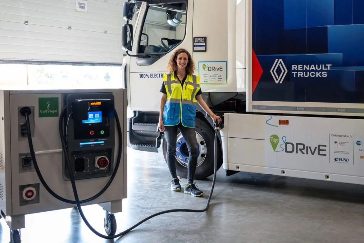 „VoltVogel“-CEO Christine Curtius beim Lkw-Laden an einer mobilen Station