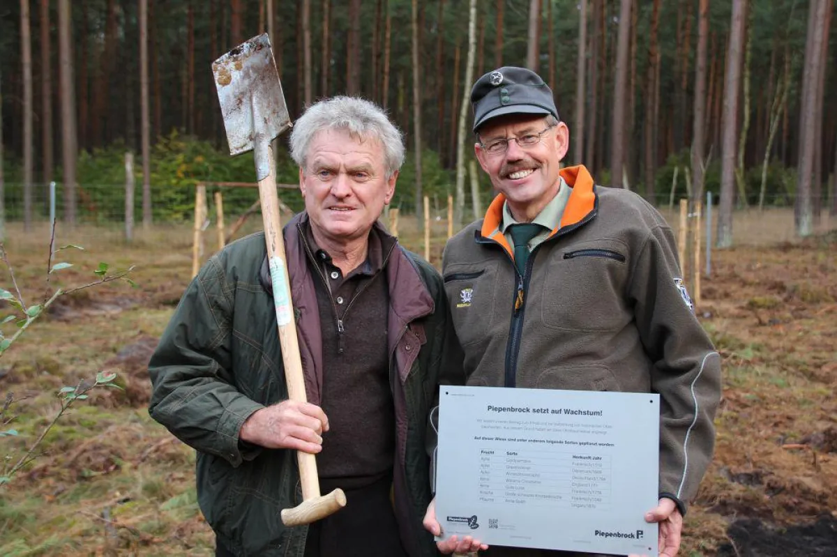 Torwartlegende Sepp Maier und Piepenbrock Förster Rüdiger Cours pflanzten Obstbäume. © Piepenbrock