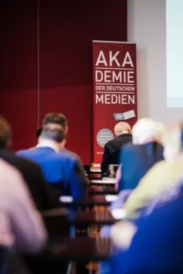 Bild: Die Akademie der Deutschen Medien veranstaltet am 16. März 2017 das Branchenforum Loseblattwerke