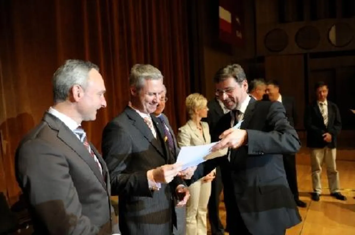 Der Vorstandsvorsitzende Peter H. Riedel nimmt den sächsischen Staatspreis für Baukultur 2010 entgegen