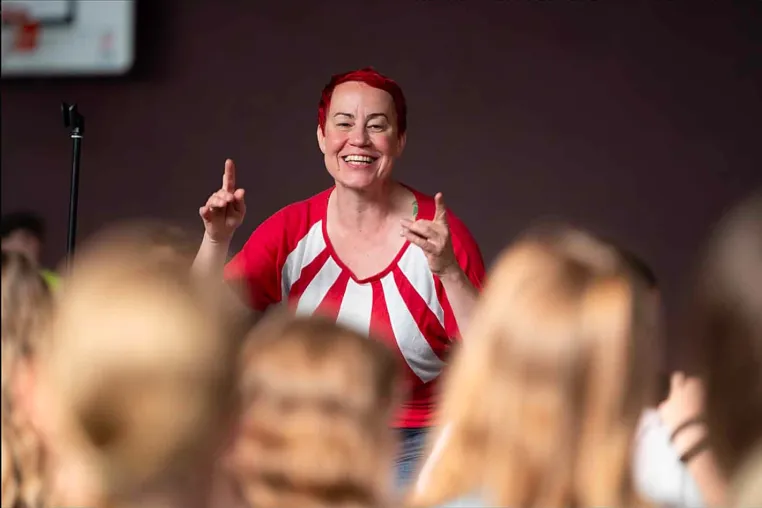 Pädagogen warnen: "Wir machen unsere Kinder kaputt" – warum Bindung zur Bildungsaufgabe wird Bild: Pädagogen warnen: "Wir machen unsere Kinder kaputt" – warum Bindung zur Bildungsaufgabe wird