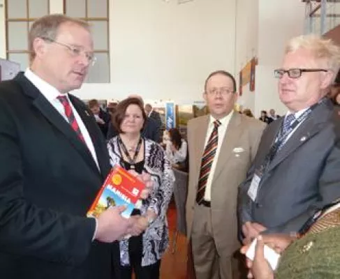 Bild: ITB 2011: Michael Iwanowski überreicht Reisehandbuch Namibia an Dirk Niebel, Entwicklungsminister