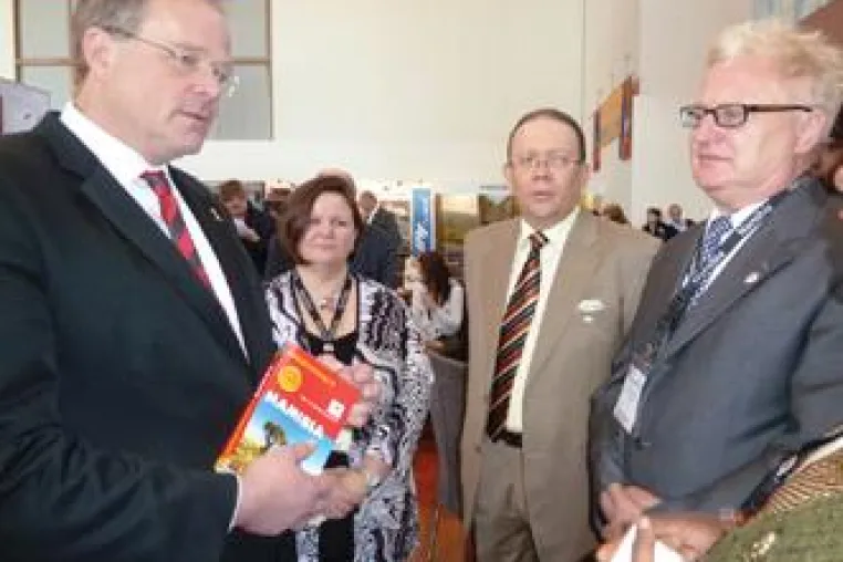 ITB 2011: Michael Iwanowski überreicht Reisehandbuch Namibia an Dirk Niebel, Entwicklungsminister Bild: ITB 2011: Michael Iwanowski überreicht Reisehandbuch Namibia an Dirk Niebel, Entwicklungsminister