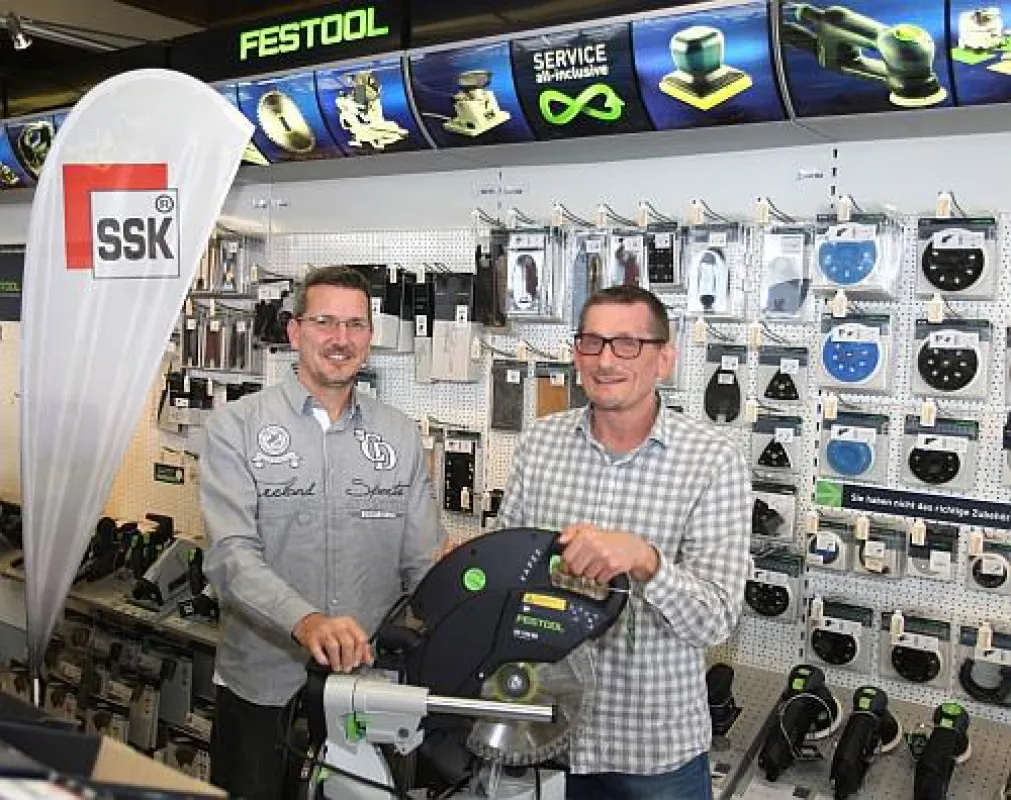 Geschäftsführer Jochen Schmid (links) und IT-Leiter Michael Schmid im Ladengeschäft von SSK.