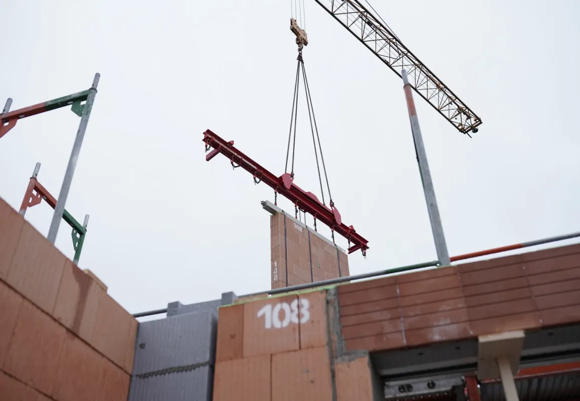 Der Bau mit Fertigteilen beschleunigt den Baufortschritt und senkt die Fehleranfälligkeit. (© Foto: Leipfinger-Bader)