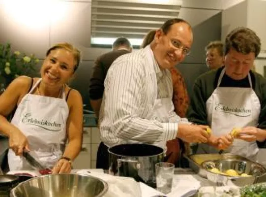 Kochen und Genießen im Team - Firmenkochkurse in Frankfurt Bild: Kochen und Genießen im Team - Firmenkochkurse in Frankfurt
