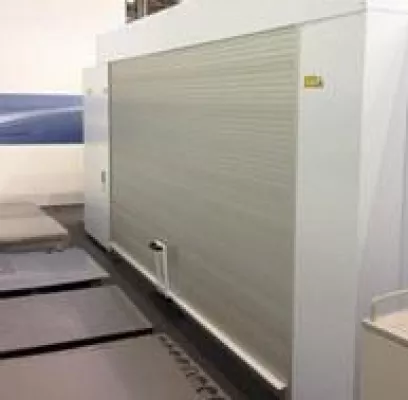 Bild: Platzsparende Schutzrollos im Fertigungsbereich: A&A HALLTECH stellt zur EMO Rolltüren für Maschinen vor