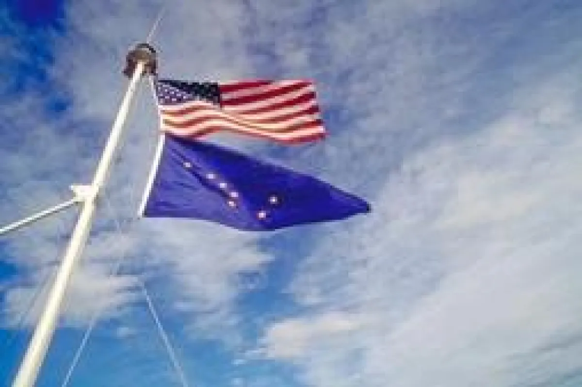 Binkley's Village: U.S. and Alaska Flagge (c) Kirsten Kemmerling, Travel Alaska