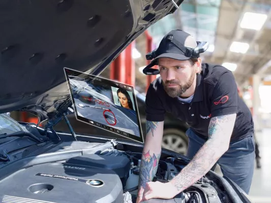 Bild: Ubimax rollt die Frontline Lösung auf RealWear HMT-1 Datenbrillen bei allen BMW US-Vertragshändlern