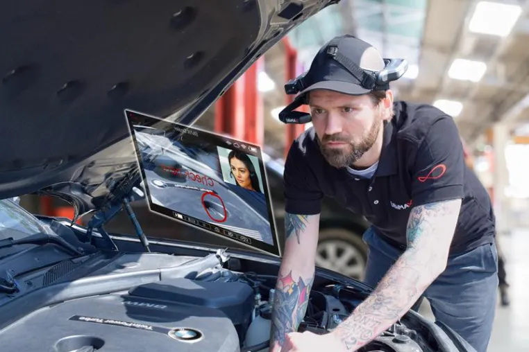 Bild: Ubimax rollt die Frontline Lösung auf RealWear HMT-1 Datenbrillen bei allen BMW US-Vertragshändlern