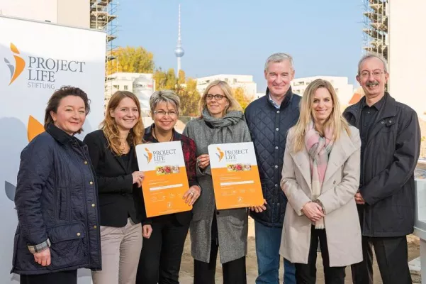 Bild: Spendenübergabe der PROJECT Life Stiftung: 10.000 € für gemeinnützige Projekte