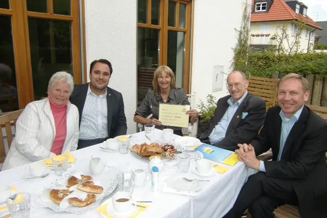Bild: FDP München-Ost besucht Kinderklub Trudering und überreicht einen Scheck
