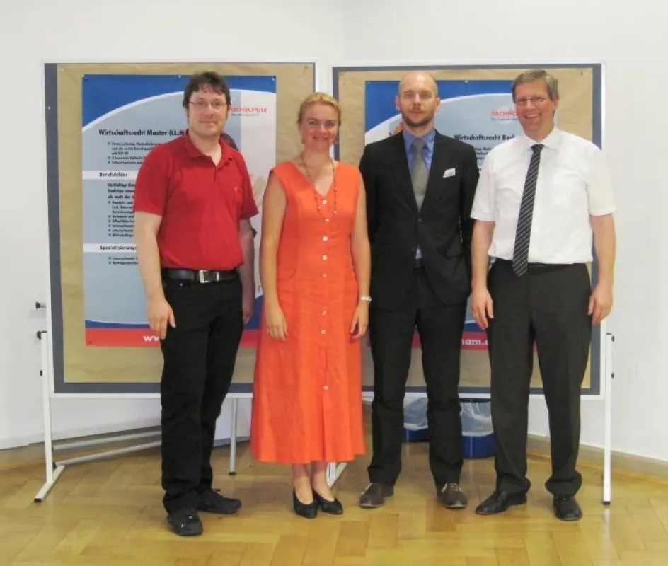 Von links Herr Dr. Thomas Hüttl, daneben die Dekanin für Wirtschaftsrecht Frau Prof. Dr. Stefanie Salaw-Hanslnaier, dann Rechtsanwalt (e. q. z.) Albert Wognar und ganz rechts Herr Dr. Thomas Störtkuh