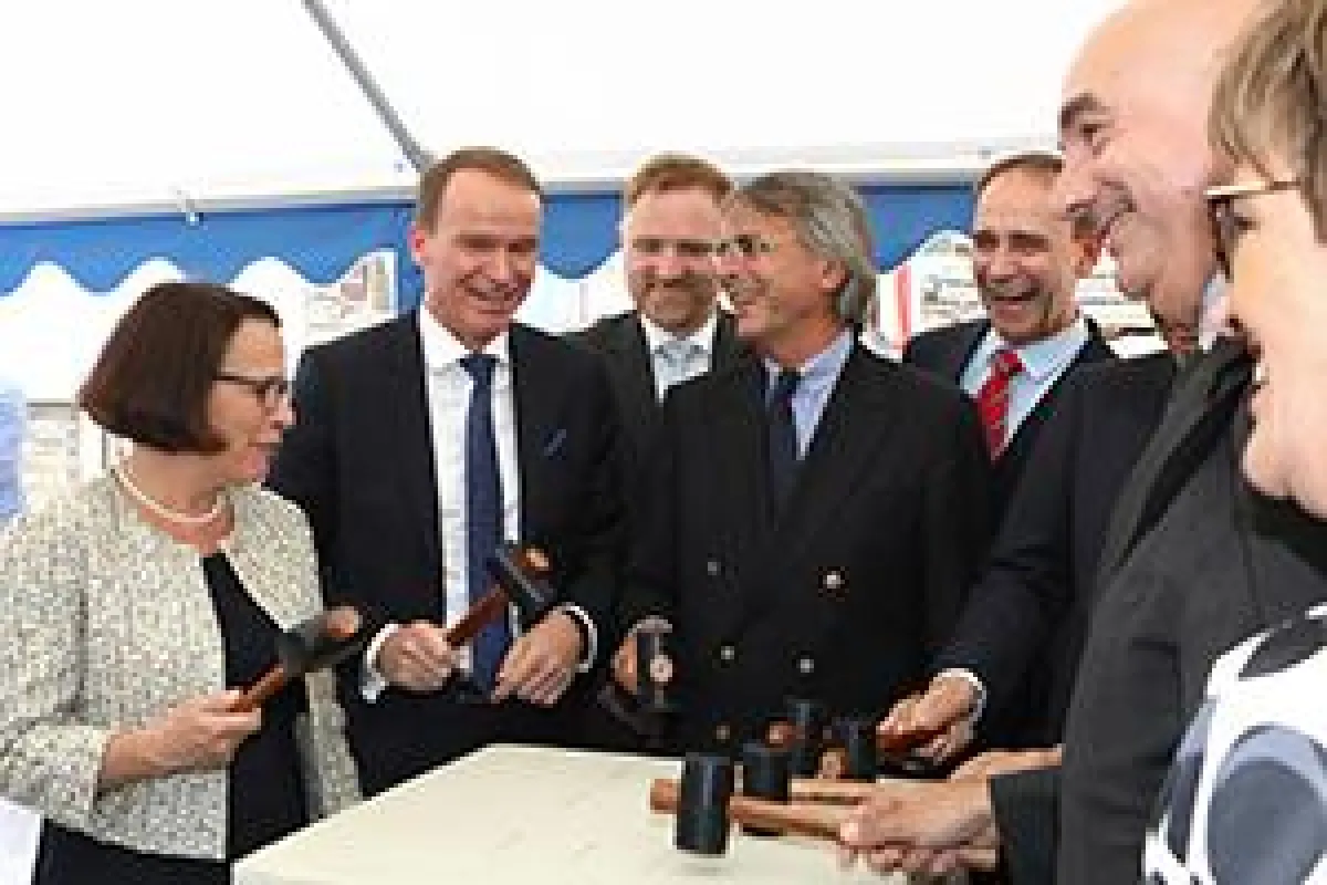 Grundsteinlegung für den Neubau B5 am UKR.