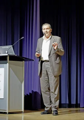 Bild: 260 neugierige Zuhörer bei Vortrag mit Hirnforscher Dr. Wulf Bertram