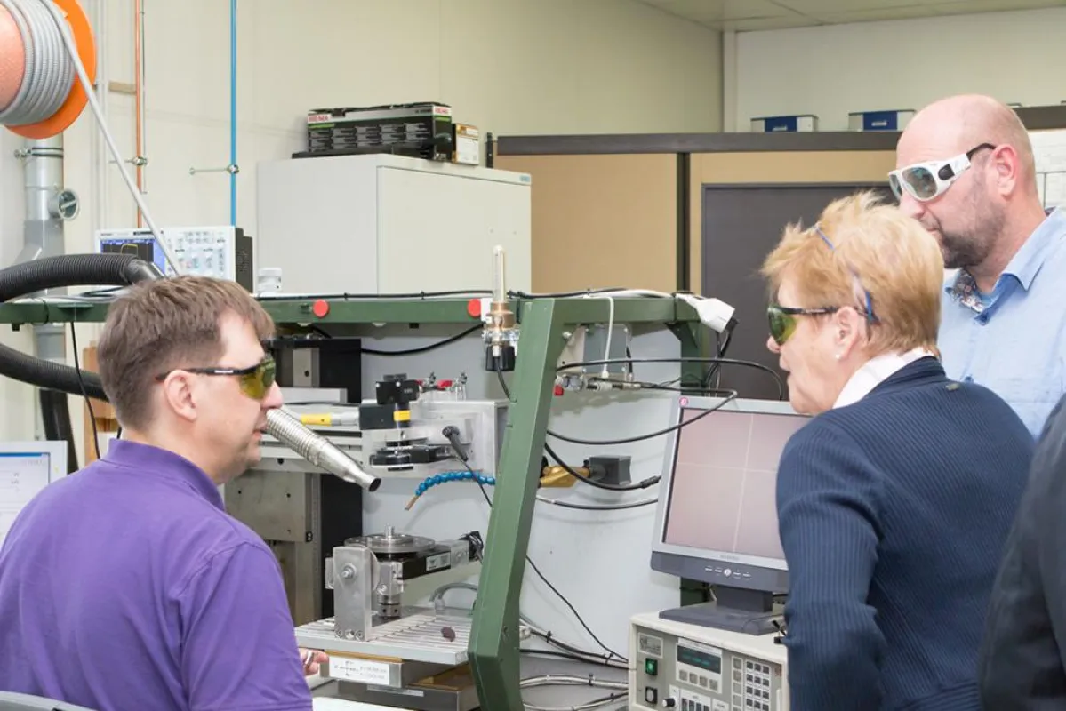 Reges Interesse für die Lasertechnik zeigten die Räte beim Firmenbesuch bei der Firma LILA in Sexau