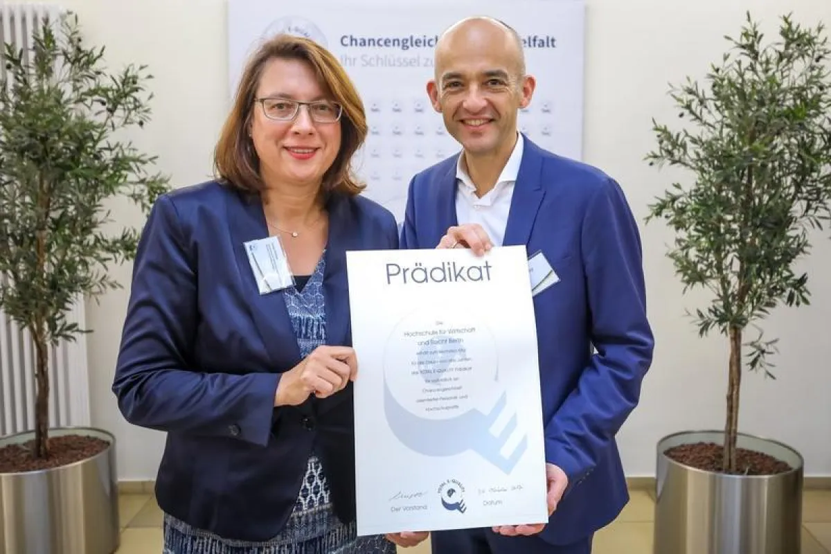 Frauenbeauftragte Viola Philipp und Präsident Prof. Dr. Andreas Zaby nehmen die Prädikatsurkunde zum Total E-Quality entgegen (Foto: Thomas Range, TOTAL E-QUALITY Deutschland e. V. )