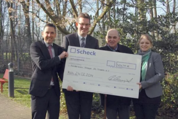 Bild: Kollekte aus Kardinalsmesse als Spende für Hospiz