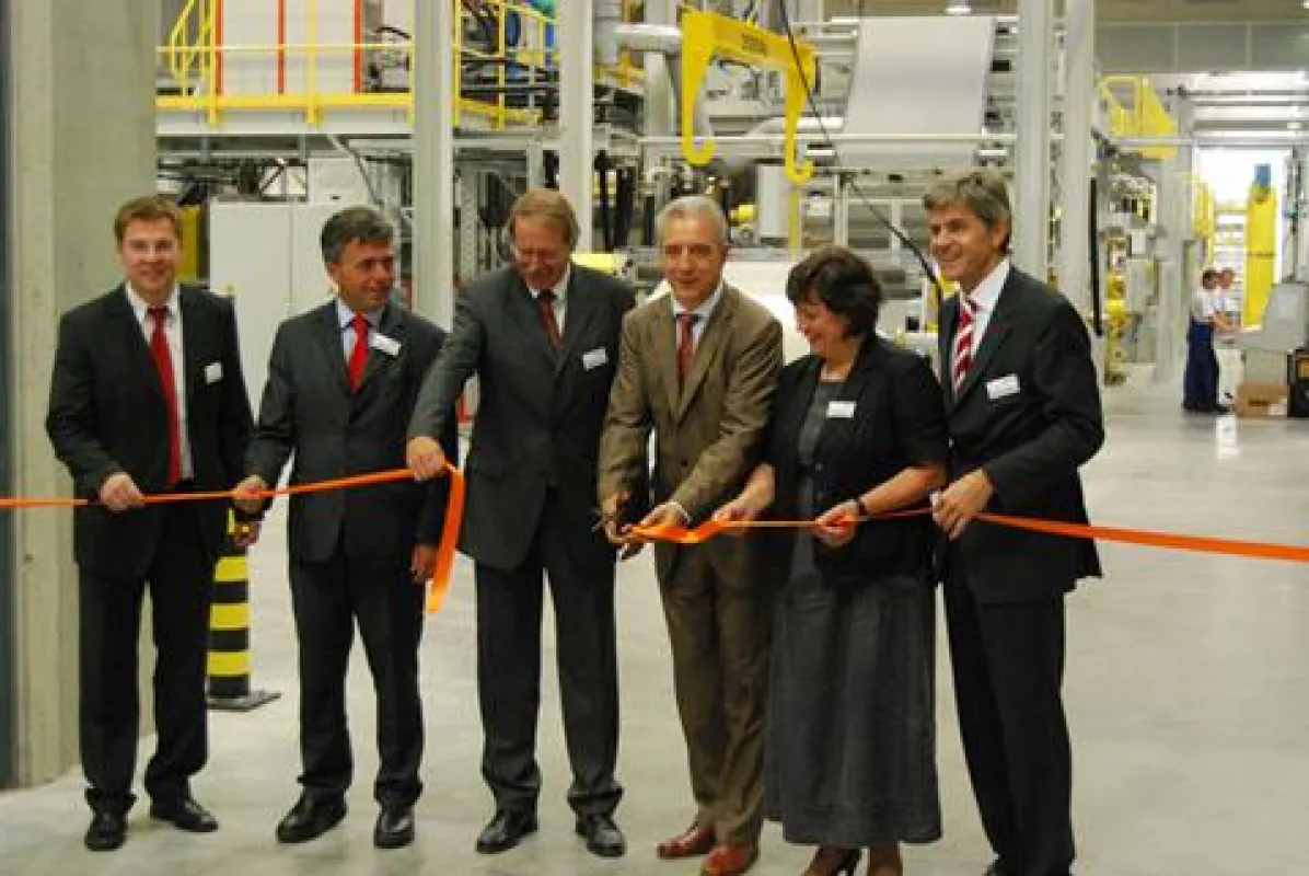 Ministerpräsident Stanislaw Tillich eröffnet das neue Bauder Kunststoffbahnenwerk in Schwepnitz Von links nach rechts: Andreas Pohontsch (Bauder, Werkleiter); Michael Harig (Landrat, Landratsamt Bautz