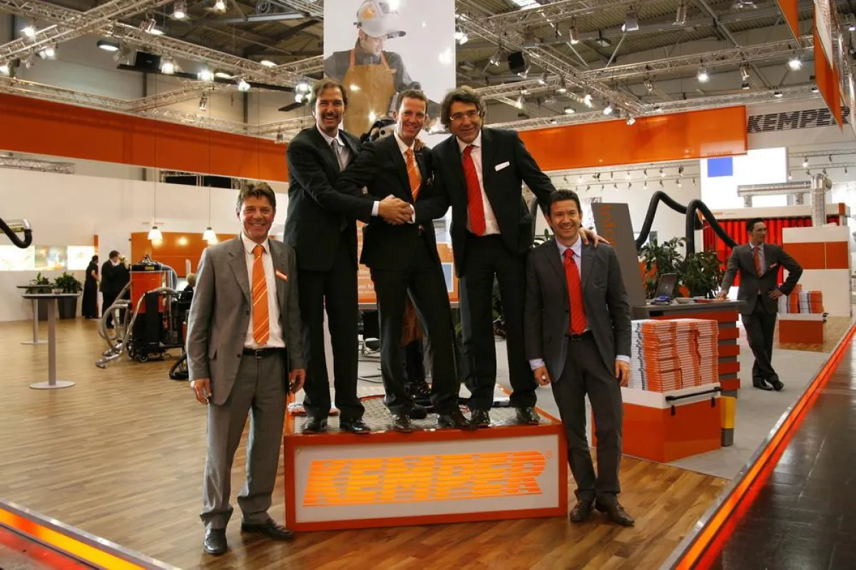 Besiegeln die Partnerschaft: (v.l.n.r.) Giuseppe Inderle, Andrea Giometto, Björn Kemper, Mirco Gasparotto, Michele Nanto