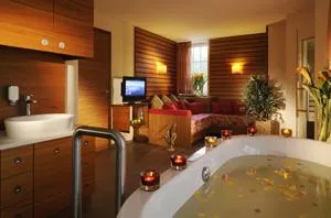 Luxus leicht gemacht. Top 10 der besten 4-Sterne Wellnesshotels, die einen fünften Stern verdienen Bild: Luxus leicht gemacht. Top 10 der besten 4-Sterne Wellnesshotels, die einen fünften Stern verdienen