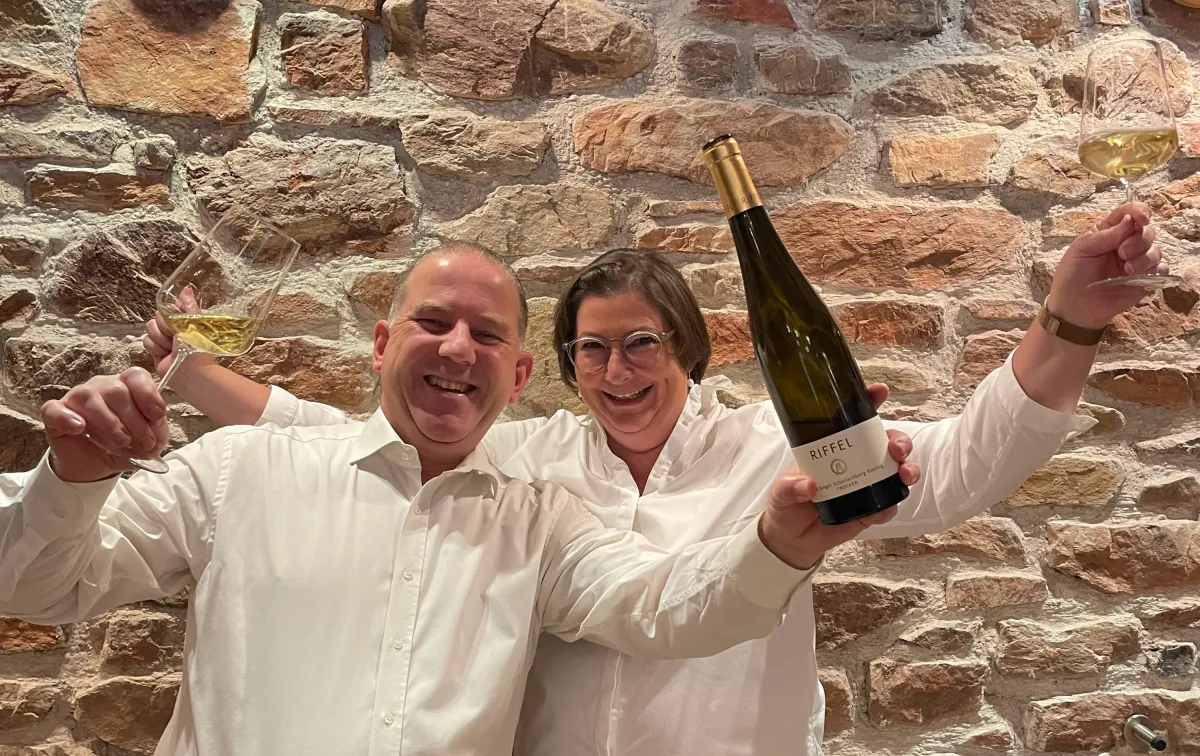 Erik und Carolin Riffel im Jubel über die grandiosen Ratings für ihren Binger Scharlachberg Riesling (© Weingut Riffel)