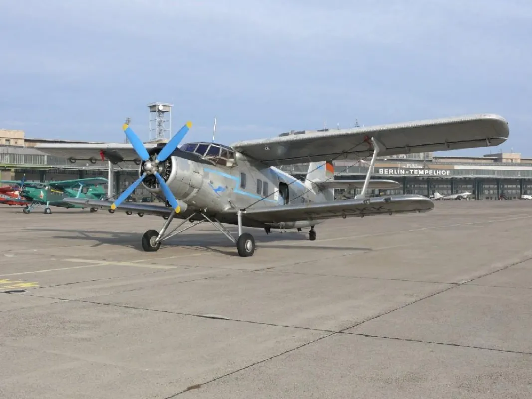 Die Tante Anna neben dem Rosinenbomber DC-3 in Berlin Tempelhof