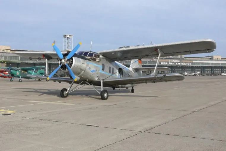 Bild: Nostalgie-Doppeldecker fliegt vom Allgäu nach Tempelhof