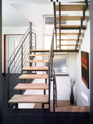 Bild: Blick- statt Windfang – die Treppe im Eingangsbereich