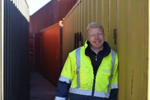 Bereits 25 Jahre Wasser unterm Kiel und kein Ende in Sicht - Hergen Hanke begeht Dienstjubiläum Bild: Bereits 25 Jahre Wasser unterm Kiel und kein Ende in Sicht - Hergen Hanke begeht Dienstjubiläum