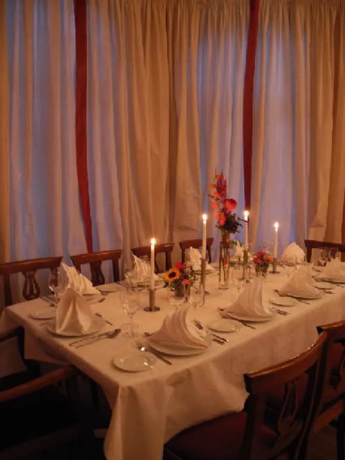 Weihnachtsfeier: Stilvolles Essen oder lebhaftes Feiern (Foto: locationpool.de)