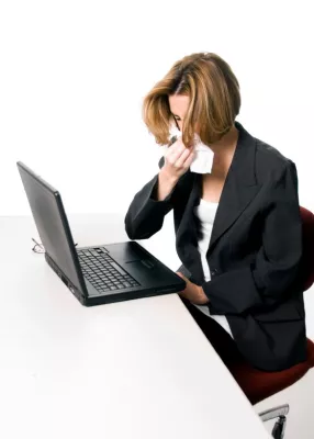 Bild: Präsentismus - krank, aber dennoch im Büro