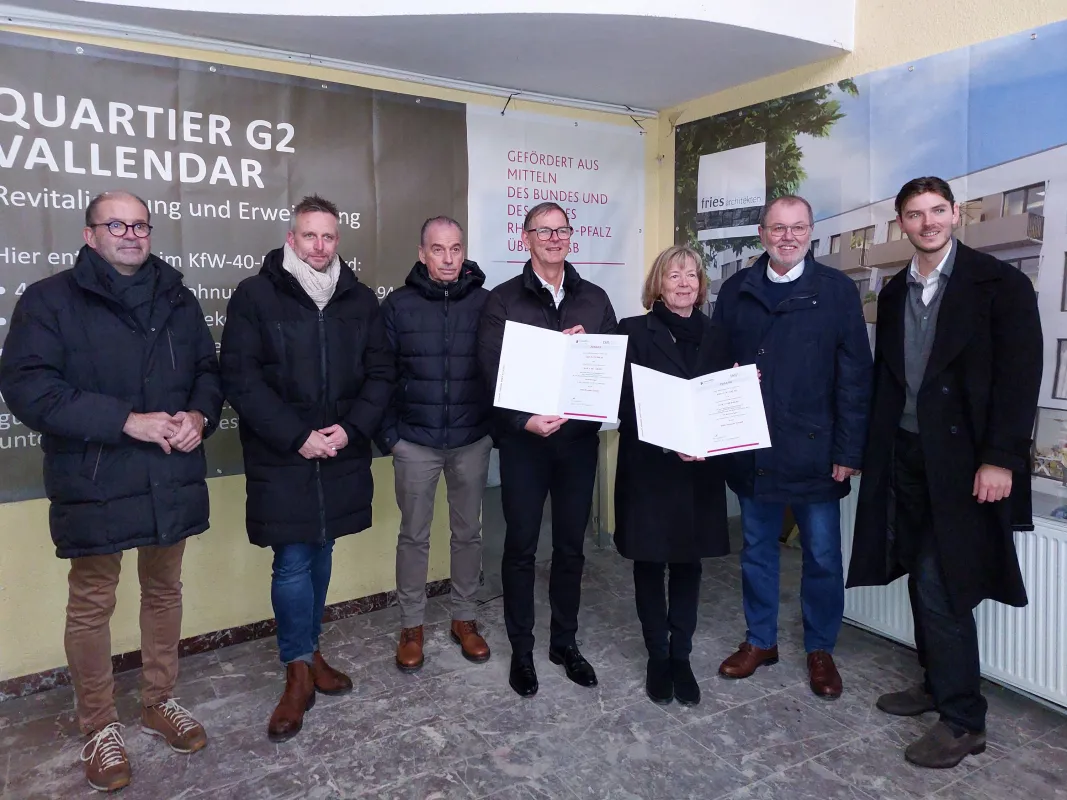 Doris Ahnen, Finanzministerin (RLP) überreicht den Förderbescheid der ISB an Investor Guido Fries. (© fries architekten)