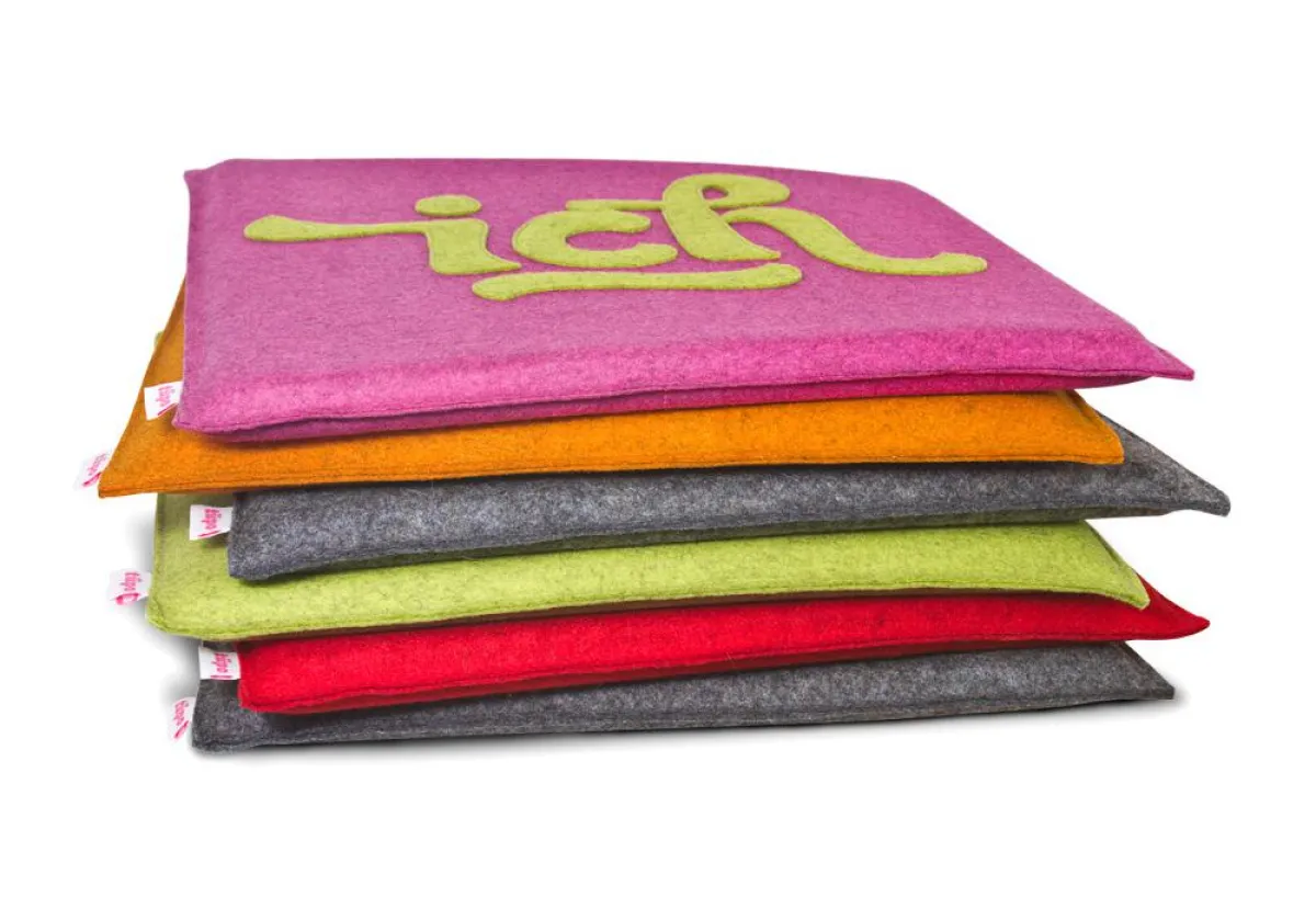 Neu von tüpo: bunte Sitzkissen aus reinem Wollfilz