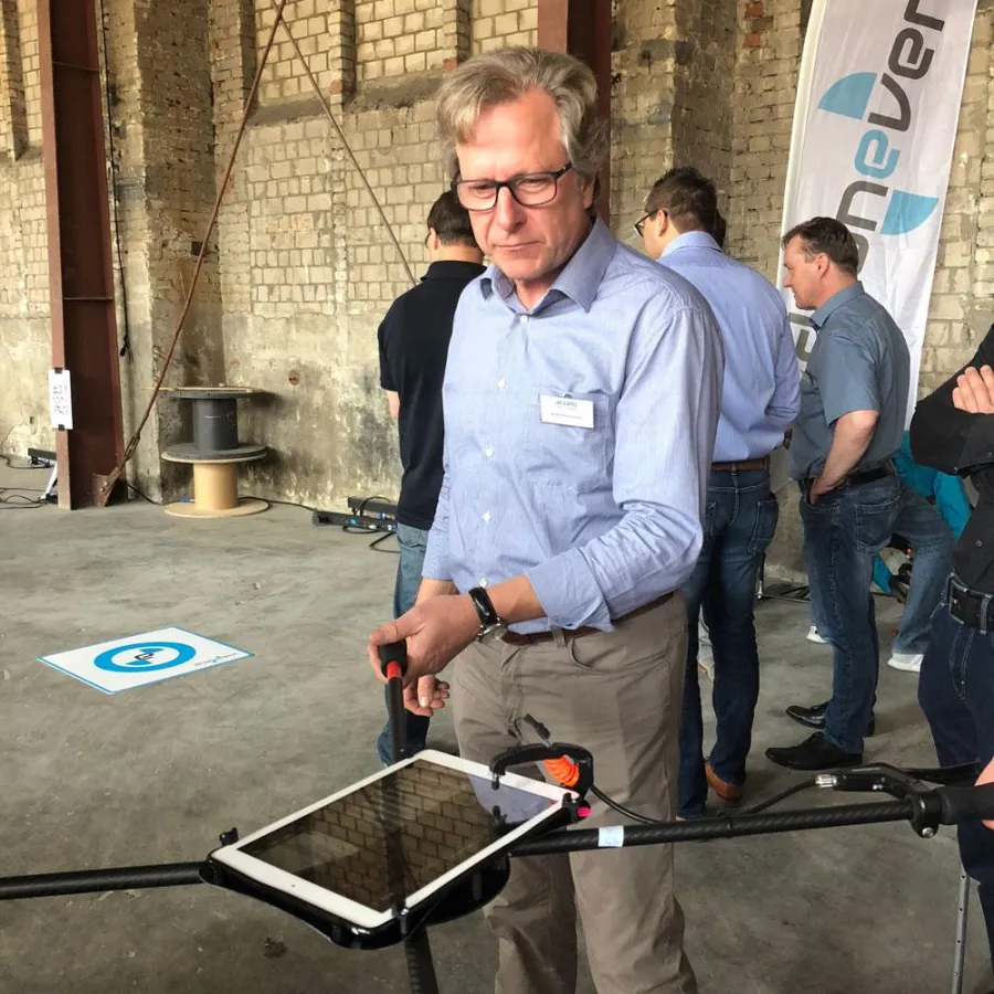 Ralf Schürmann, GF der Arvato Systems S4M GmbH, lässt die Drohne fliegen (Copyright: Arvato Systems)