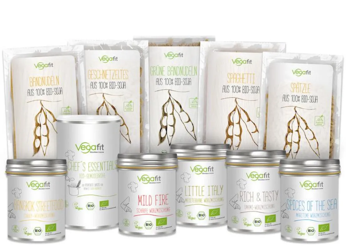 Vielseitig kombinierbar: Die neuen Soja-Nudeln von Vegafit mit Gemüsebrühe und Gewürzmischungen.