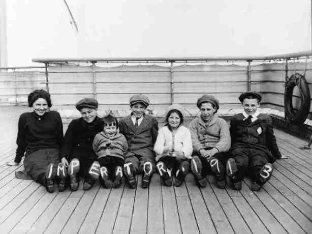 Kinder auf dem Deck des Imperators