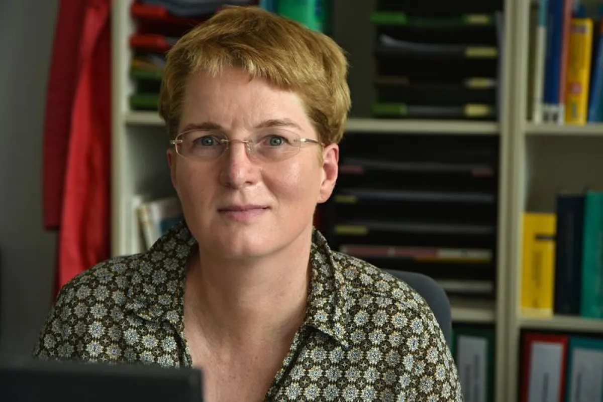 Die Romanistin Dr. Sandra Stuwe und ... (Foto: Anne Günther/FSU)