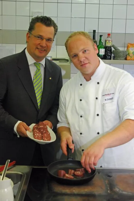 Hoteldirektor Torsten Stiegler (l.) sorgt auch mit dem neuen Küchenchef Marcus Danner (r.) für frischen Wind im Hotel Mondial am Dom Cologne