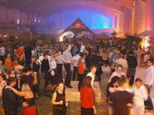 Bild: Silvesterknaller im Familienpack – Die karibische Partyalternative für junge Eltern in Berlin