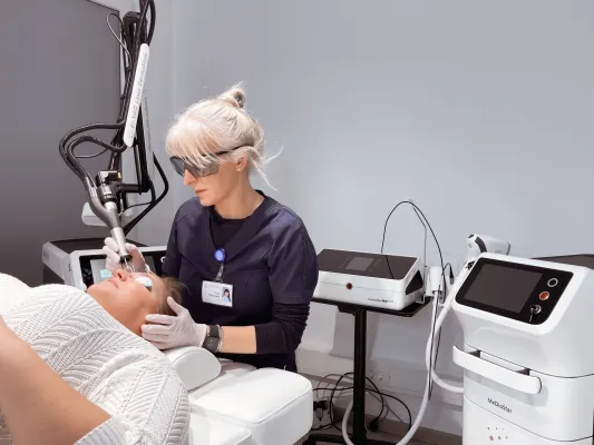 Bild: Wenn Akne das Leben bestimmt – und eine kleine Stadt Hoffnung schenkt