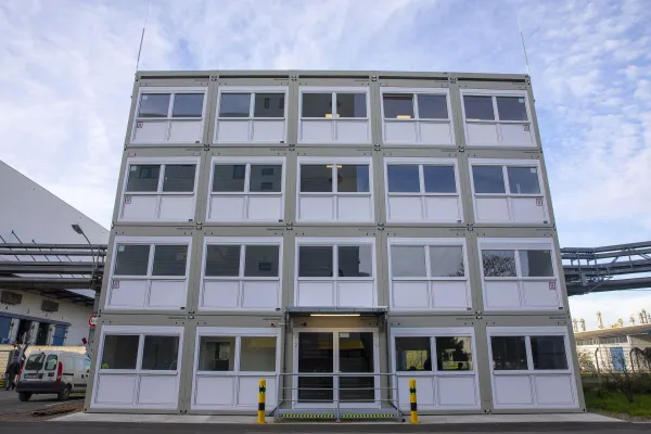 Bild: Noch mehr Platz auf kleiner Grundfläche: Energieunternehmen profitiert von vierstöckiger ELA Containeranlage