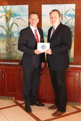 Bild: MS River Art: Feierliche Übergabe des Gütesiegels „vom Kreuzfahrttester empfohlen“