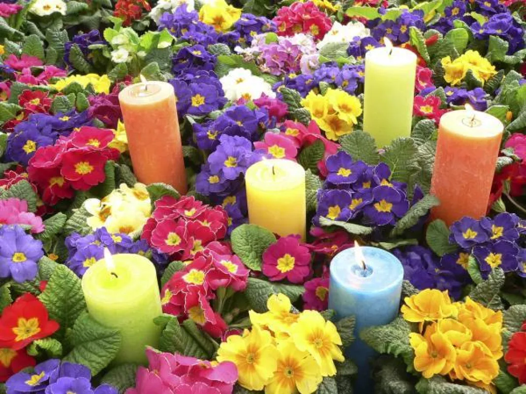 Da lacht der Frühling! Eine wunderschöne Dekoration mit bunten, durchgefärbten Stumpenkerzen mit dem RAL-Gütezeichen. Fotovermerk: Gütegemeinschaft Kerzen
