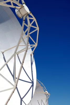 Bild: 50 Hexapodsysteme von Physik Instrumente (PI) im Einsatz für die größte bodengebundene Teleskopanlage ALMA