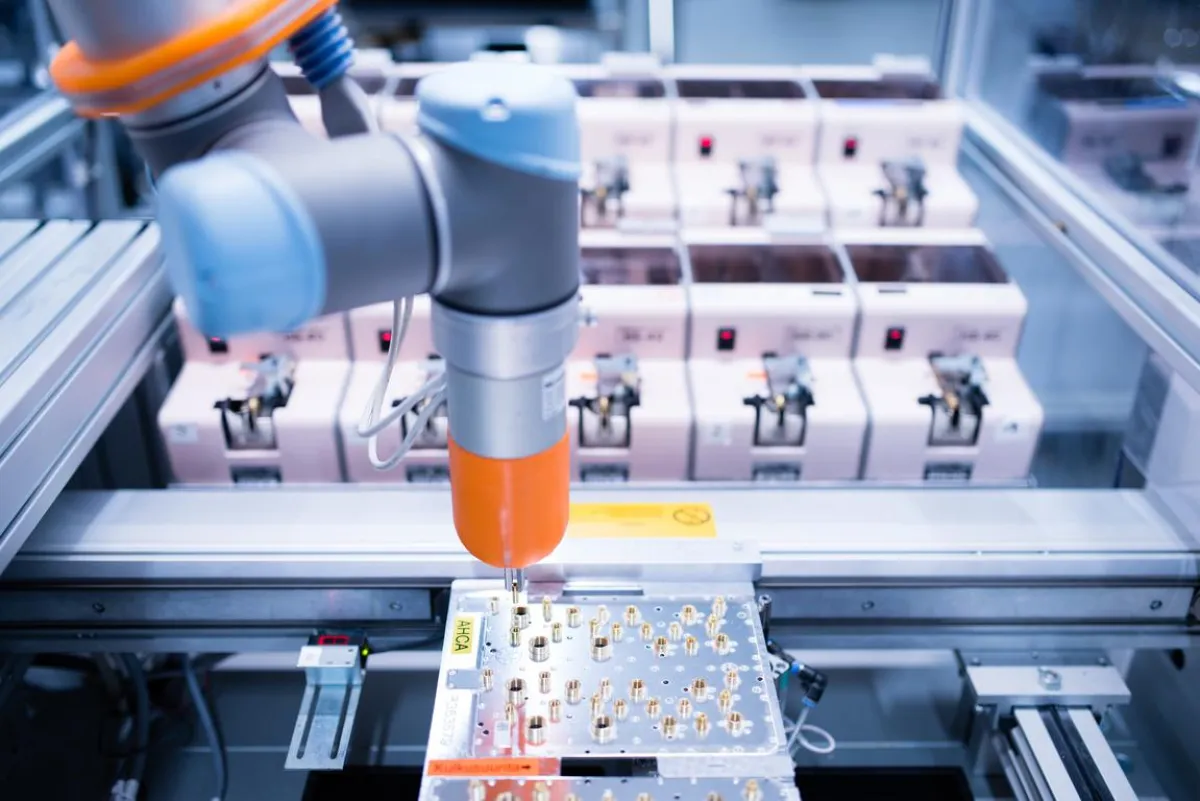 Nokia automatisiert sowohl die Produktion als auch die Logistik mit selbstfahrenden Robotern.