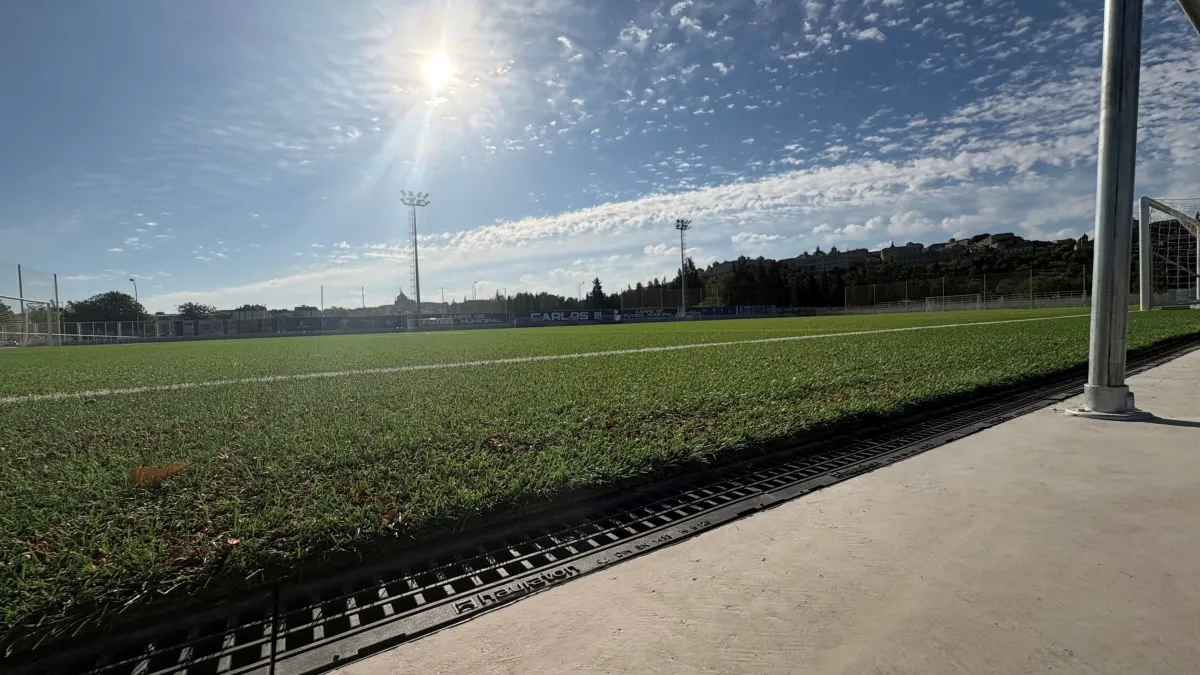 Sportanlage mit Kunstrasen und Spielfeldentwässerung in Toledo (© Hauraton)