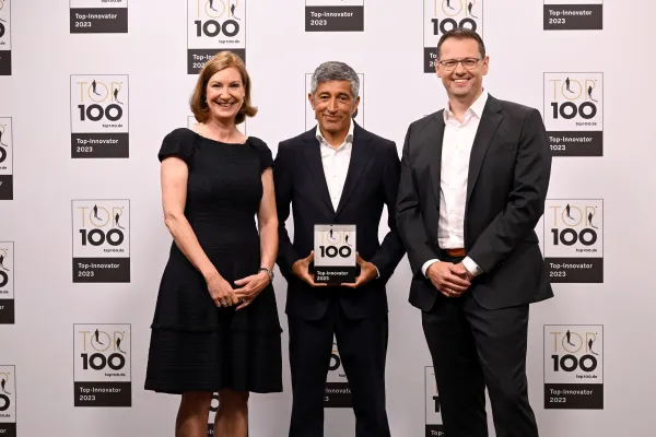 Bild: TOP 100-Auszeichnung:  Ranga Yogeshwar würdigt Exeltis Germany